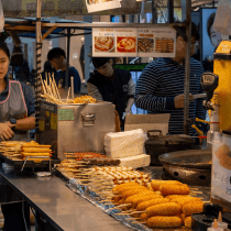 明洞の街を散策しながら屋台で食べ歩き - 画像 3