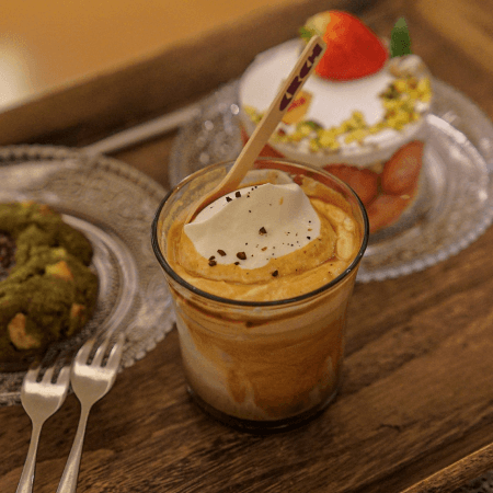 夜カフェでくつろぐ - 画像 1