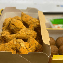 チキンを買ってホテルで夜食パーティー - 画像 2