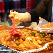 明洞の街を散策しながら屋台で食べ歩き - 画像 2