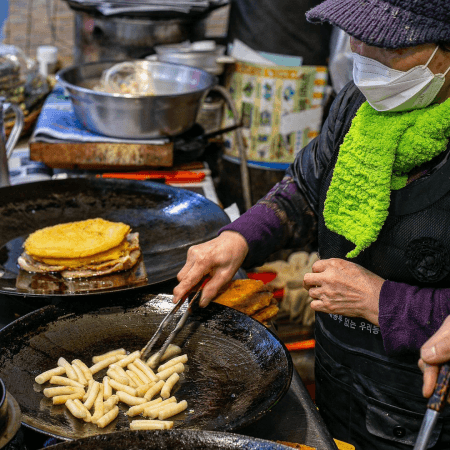 朝ごはんは通仁市場の揚げトッポギ - 画像 3