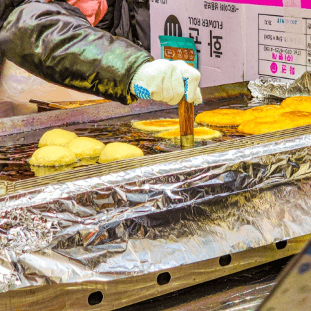明洞の屋台でローカルフードを食べ歩き - 画像 1
