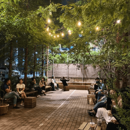 雰囲気抜群な都会のオアシスカフェ - 画像 1