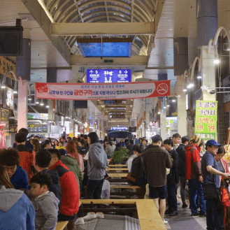 18:00 市場で食べ歩き 西帰浦毎日オルレ市場（서귀포매일올레시장）