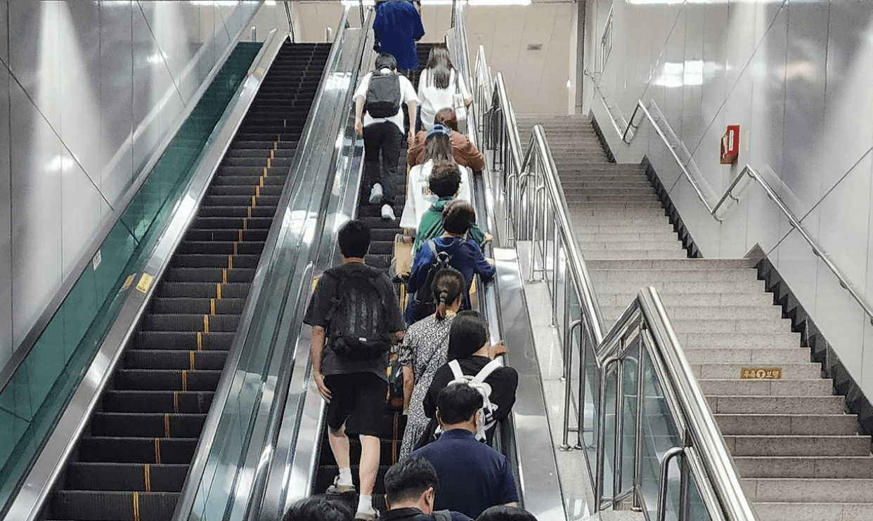 ① エスカレーターは右側に