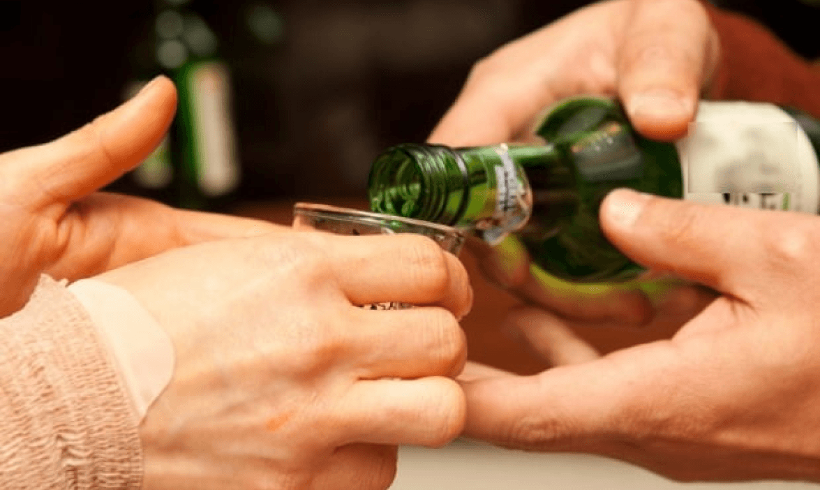 ① 注ぐ時も、飲む時も一緒！