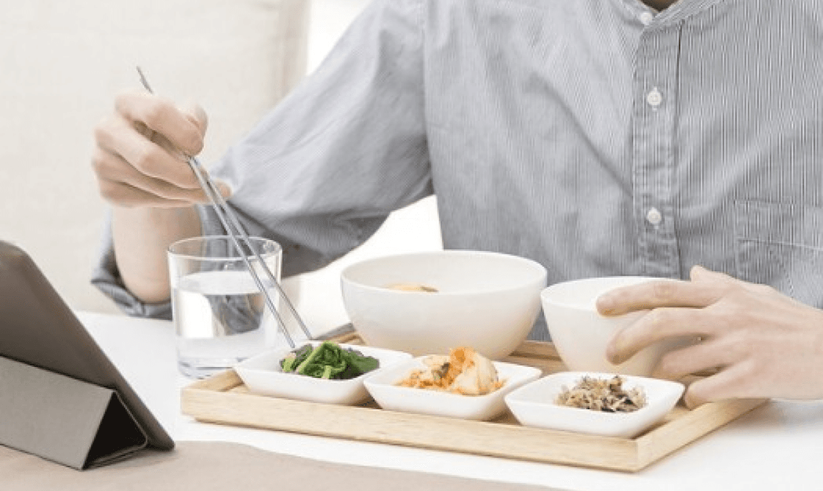 ① お皿を持ち上げて食べない