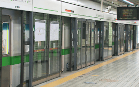 地下鉄のホームと電車