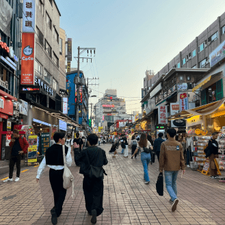 13:00 ショッピング 弘大入口駅(8.9番出口)周辺を散策