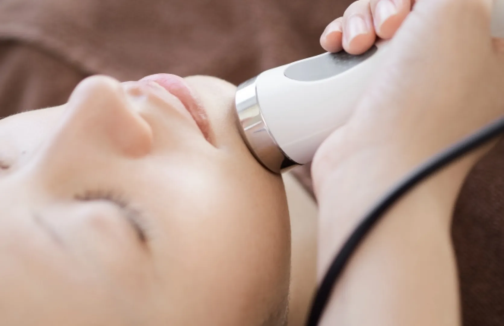 顔のシワやたるみが消えてフェイスラインをキュッと引き締める !