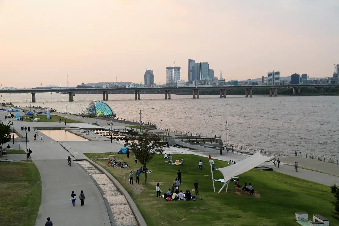 アクセス抜群 ! 特に若い世代に大人気の漢江公園