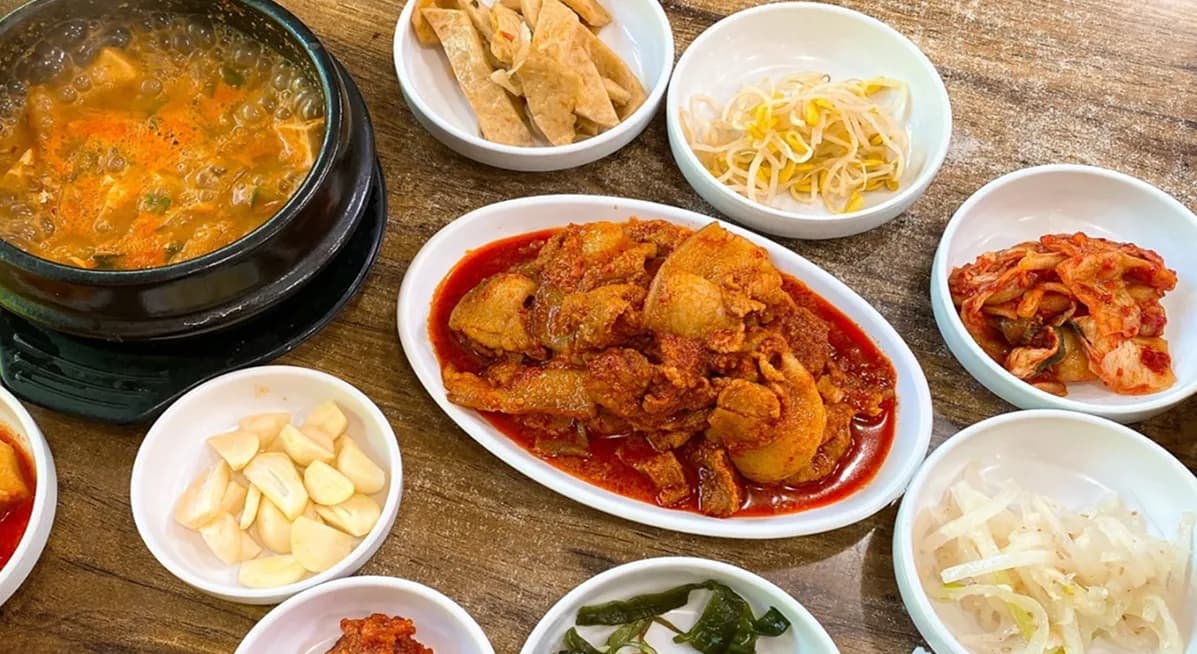 メイン料理を注文すると、7種類以上のおかずが付いてくる定食屋さん