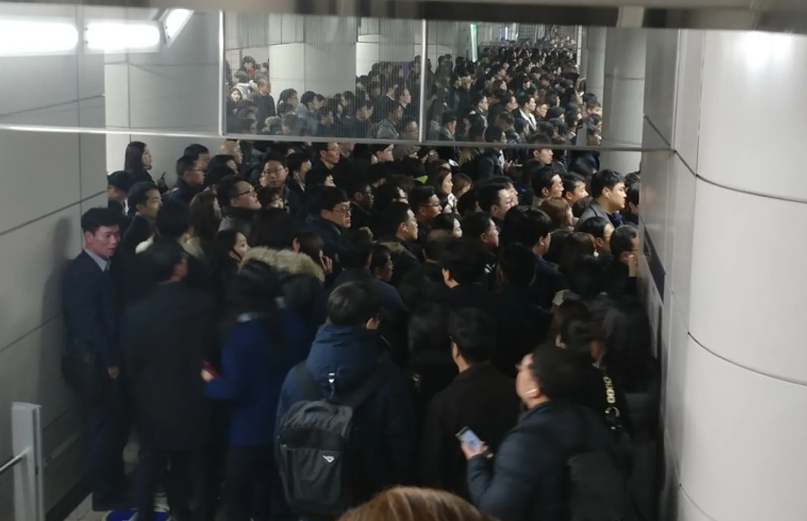 とにかく混む ! 出退勤時は絶対避けて !