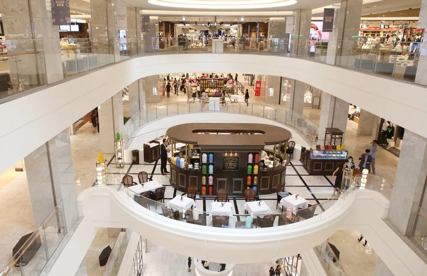 地下グルメ街が超充実 ! ソウル近郊のニュータウンにある人気百貨店