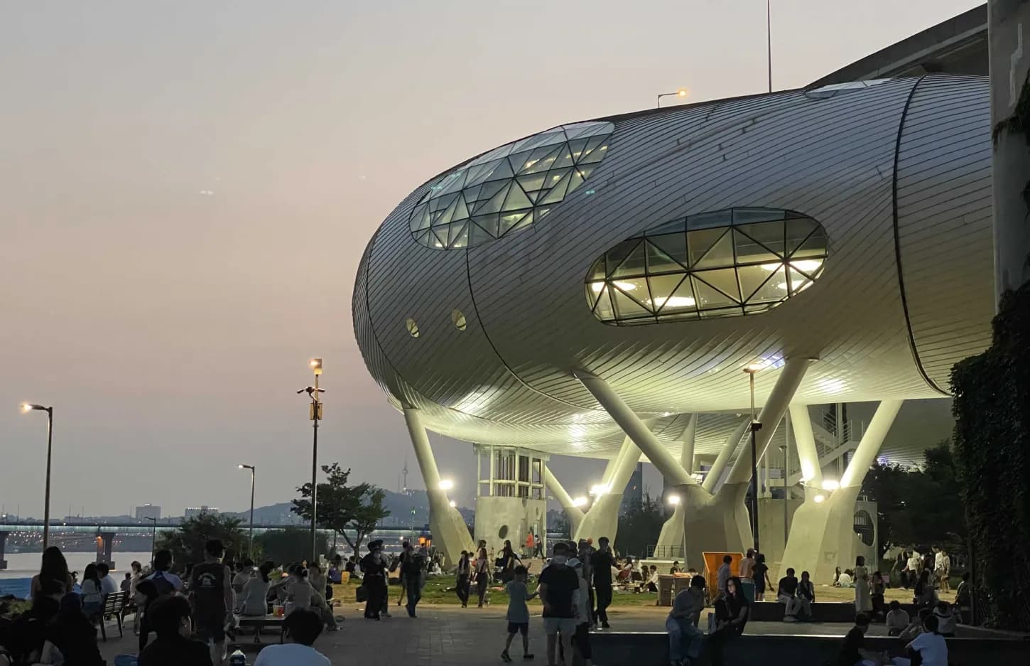 レンタル自転車やプール、展望台など、地元の人々に親しまれている漢江公園