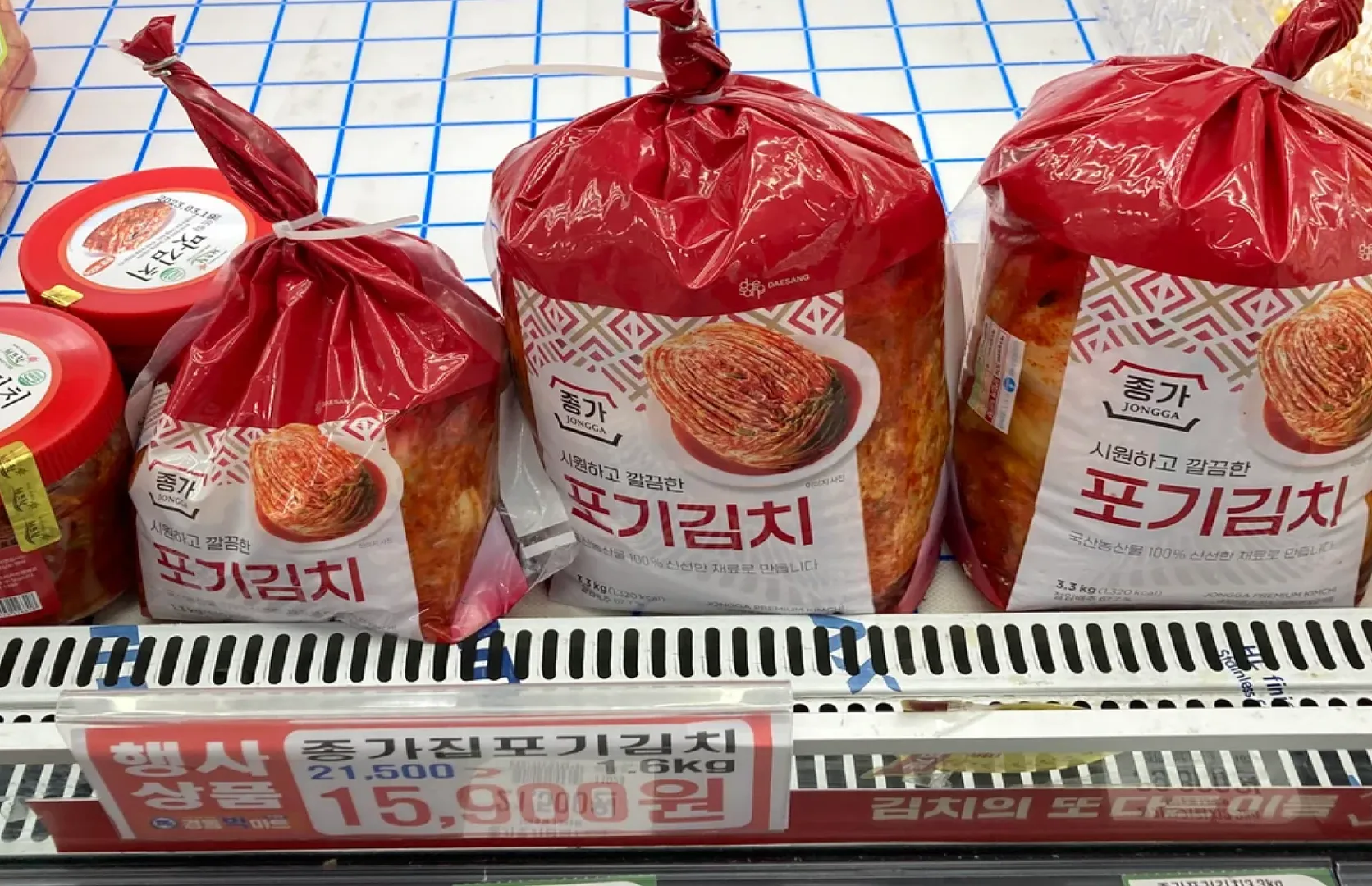 韓国旅行の定番のお土産といえば『キムチ』ですが、持ち帰るのが少し大変ですよね…