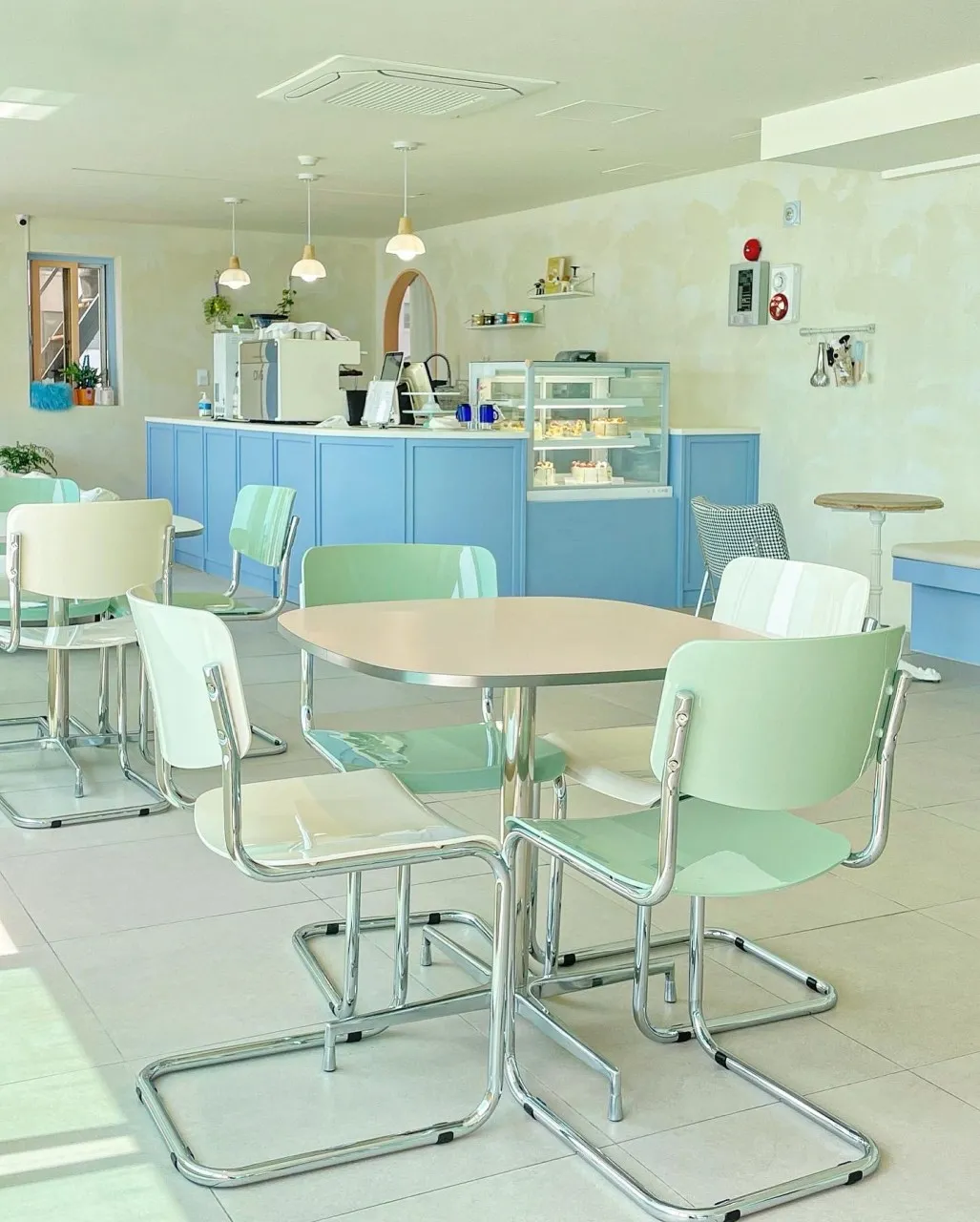 白を基調としたお洒落な店内