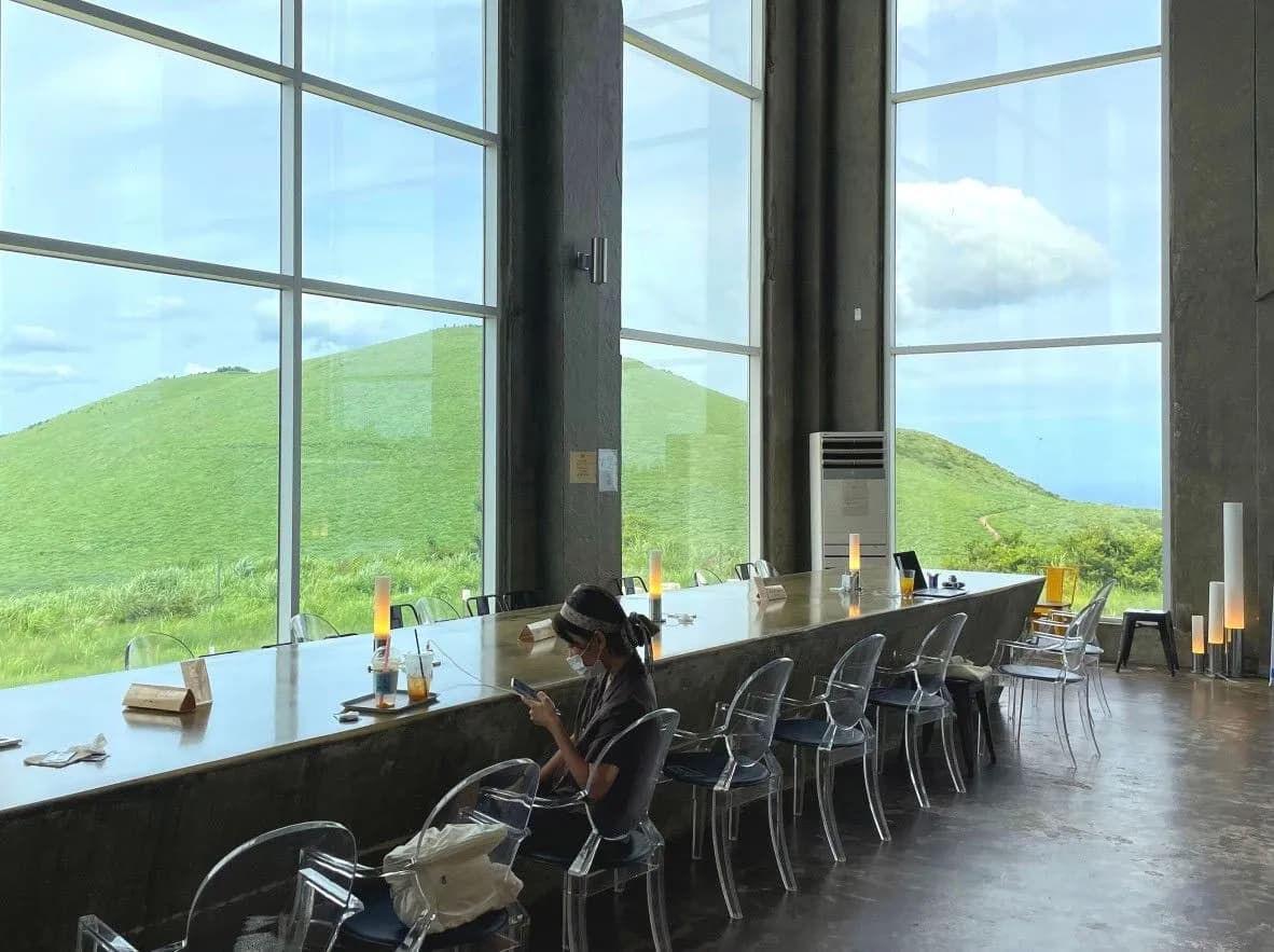 大きな窓から見える美しい景色が名物