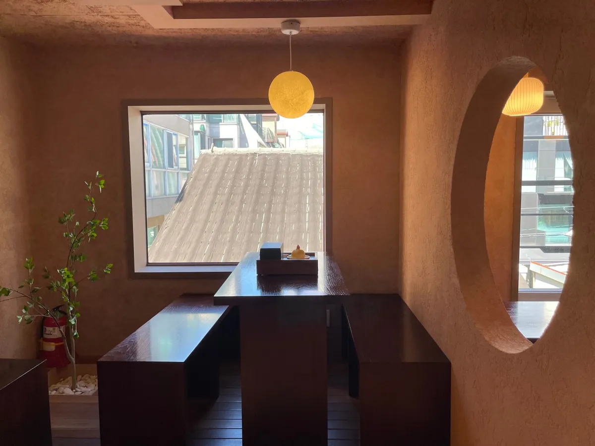 韓屋のような木の温もりが感じられる心地よい空間