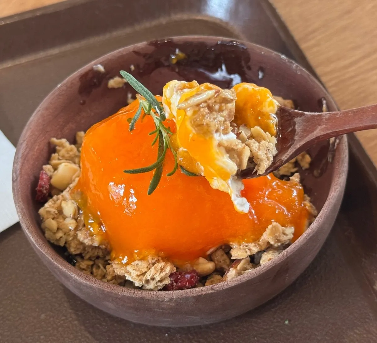 名物デザートの「熟柿グラノーラギリシャヨーグルト」