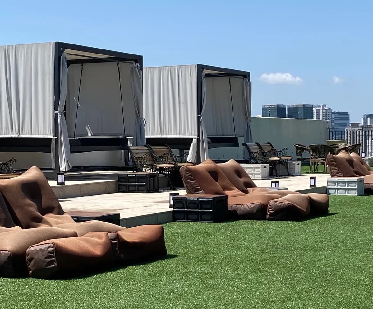 センスのいい洋楽が流れる居心地抜群の屋上