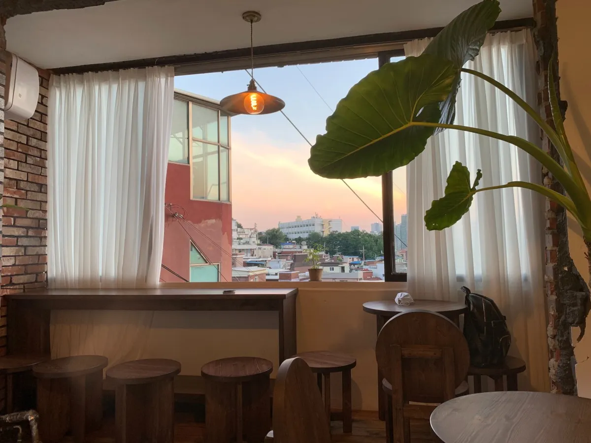 一番人気の窓際席に座れたらラッキー