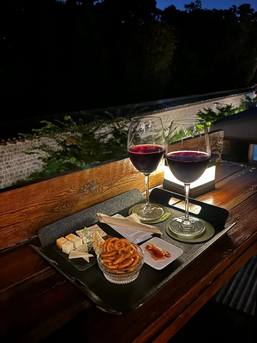 開放的な雰囲気の中で優雅な一杯を楽しめる