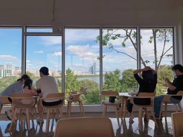 どこに座っても絶景が楽しめる