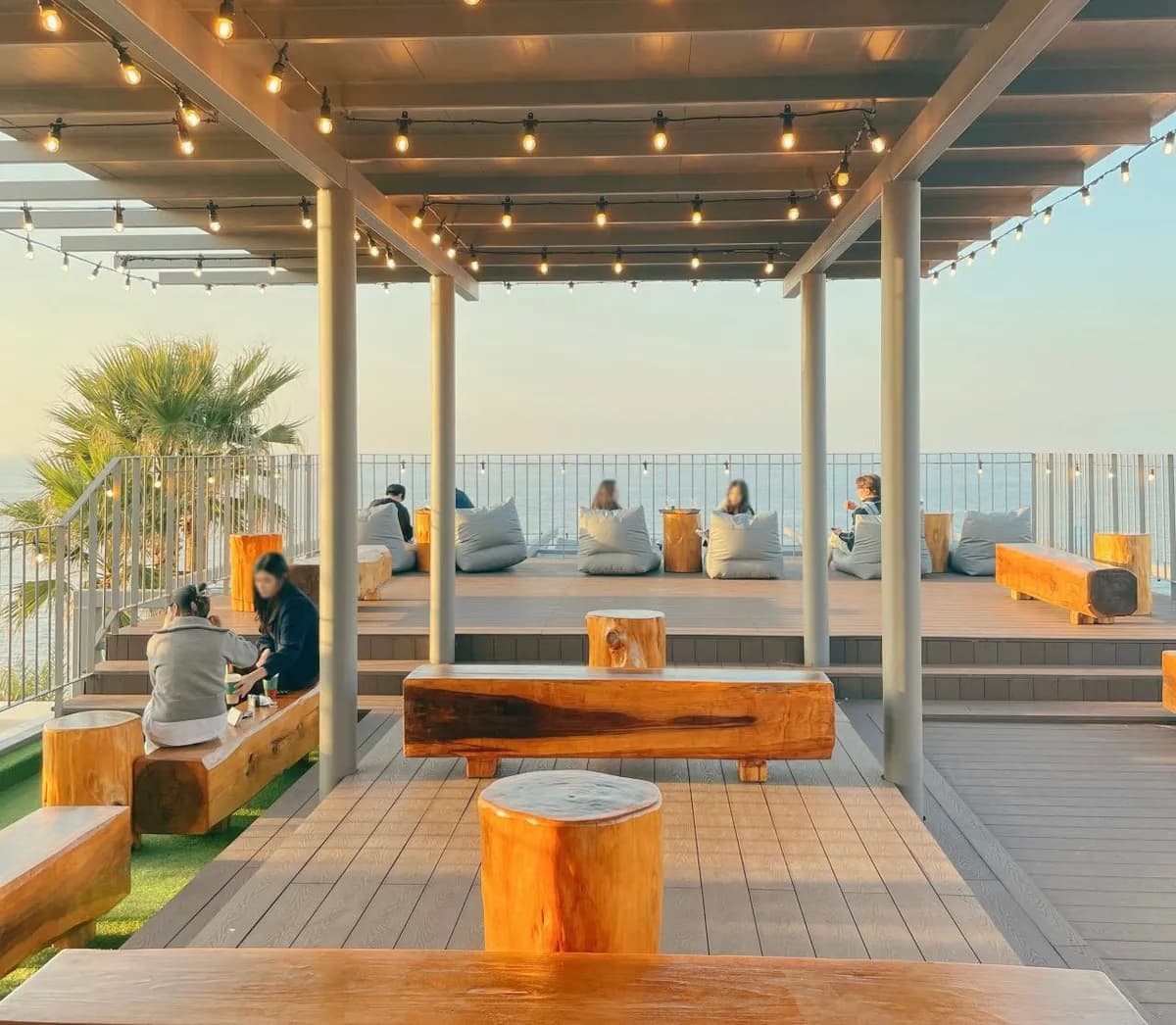 3階建ての大型カフェ