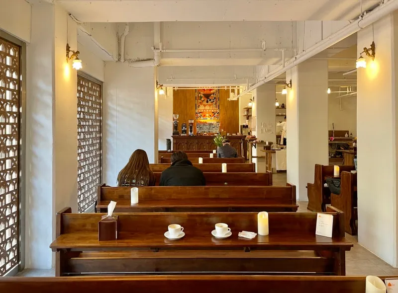 ステンドグラスが美しいレトロモダンな空間