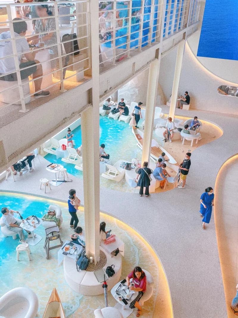 1階から吹き抜けになっているロマンチックな空間