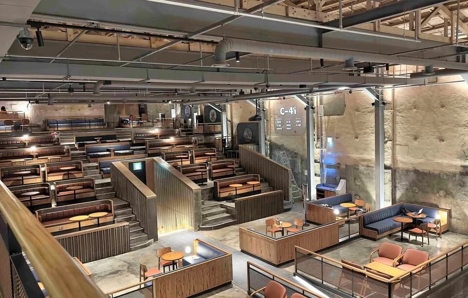 1960年代に建てられた劇場をリノベーションした「コンセプトスタバ」