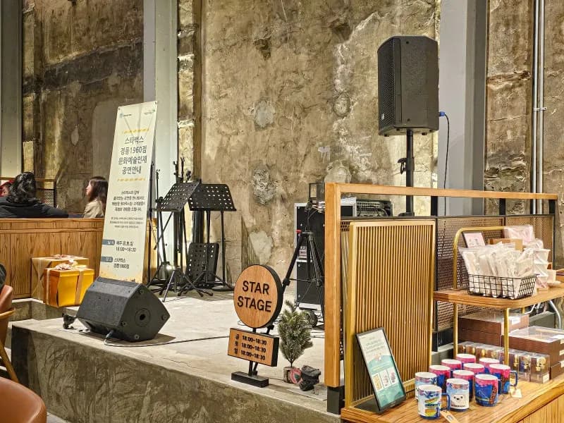 劇場らしい体験を楽しめる