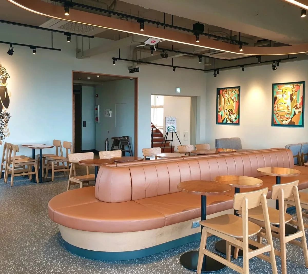 テーブルやソファが広々と設置される開放的な空間