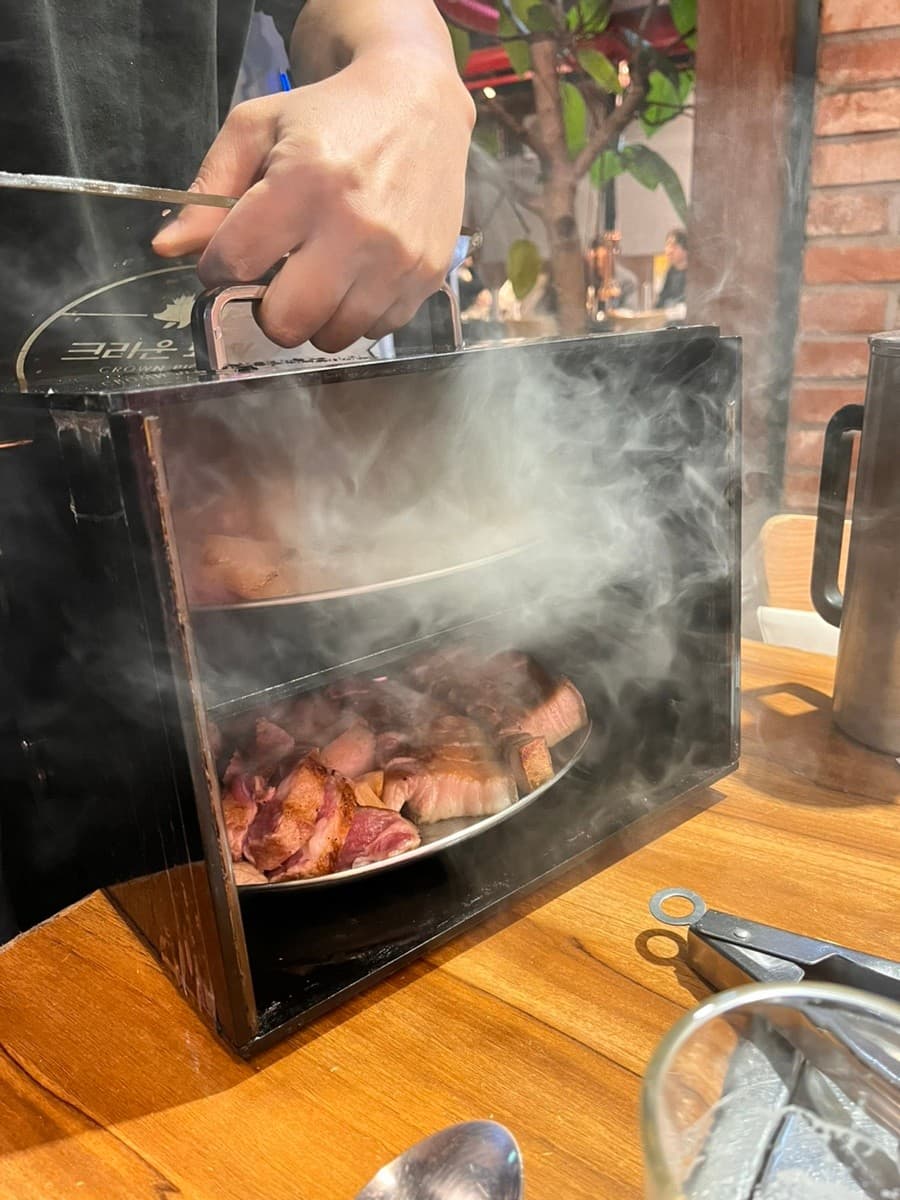 燻製されて現れる美味しそうなお肉たち