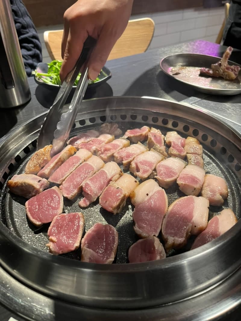 美しいピンク色の熟成肉はうま味がギュッと詰まっています