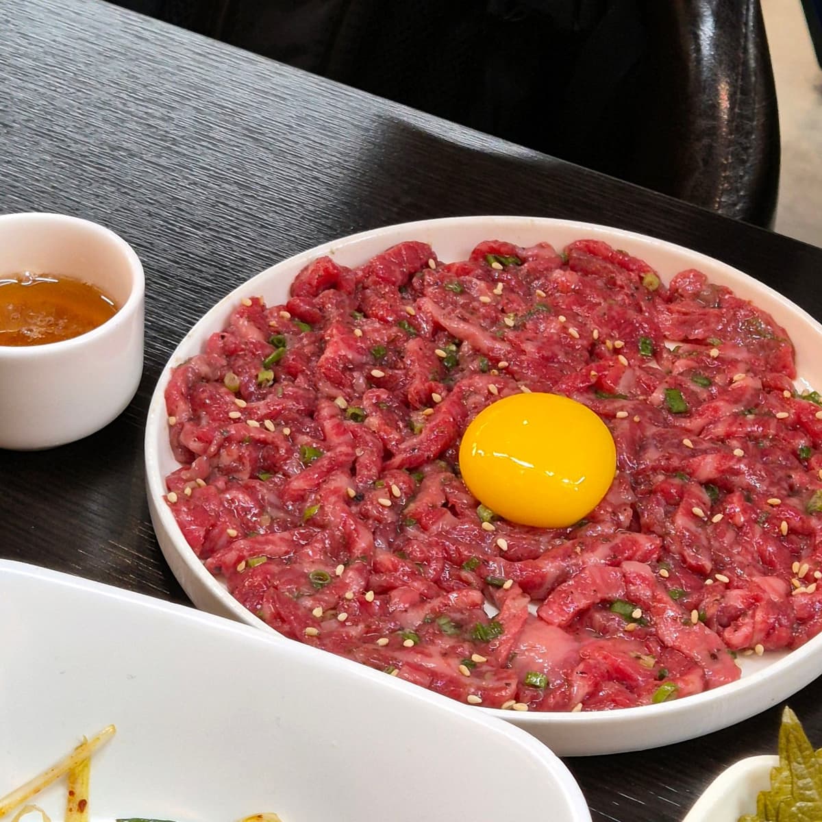 サイドメニューの「韓牛ユッケ」が美味しいことでも有名