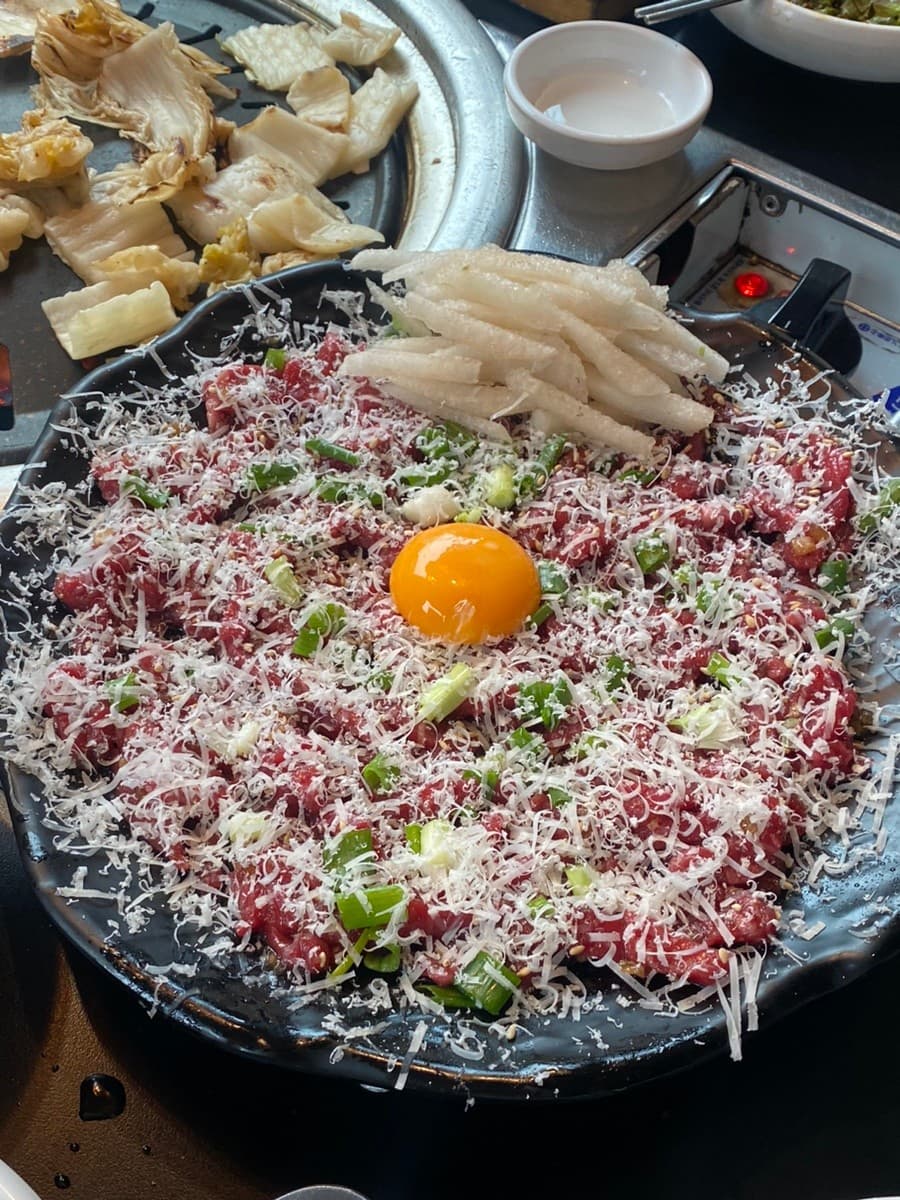 超人気のサイドメニュー「雪花韓牛ユッケ」