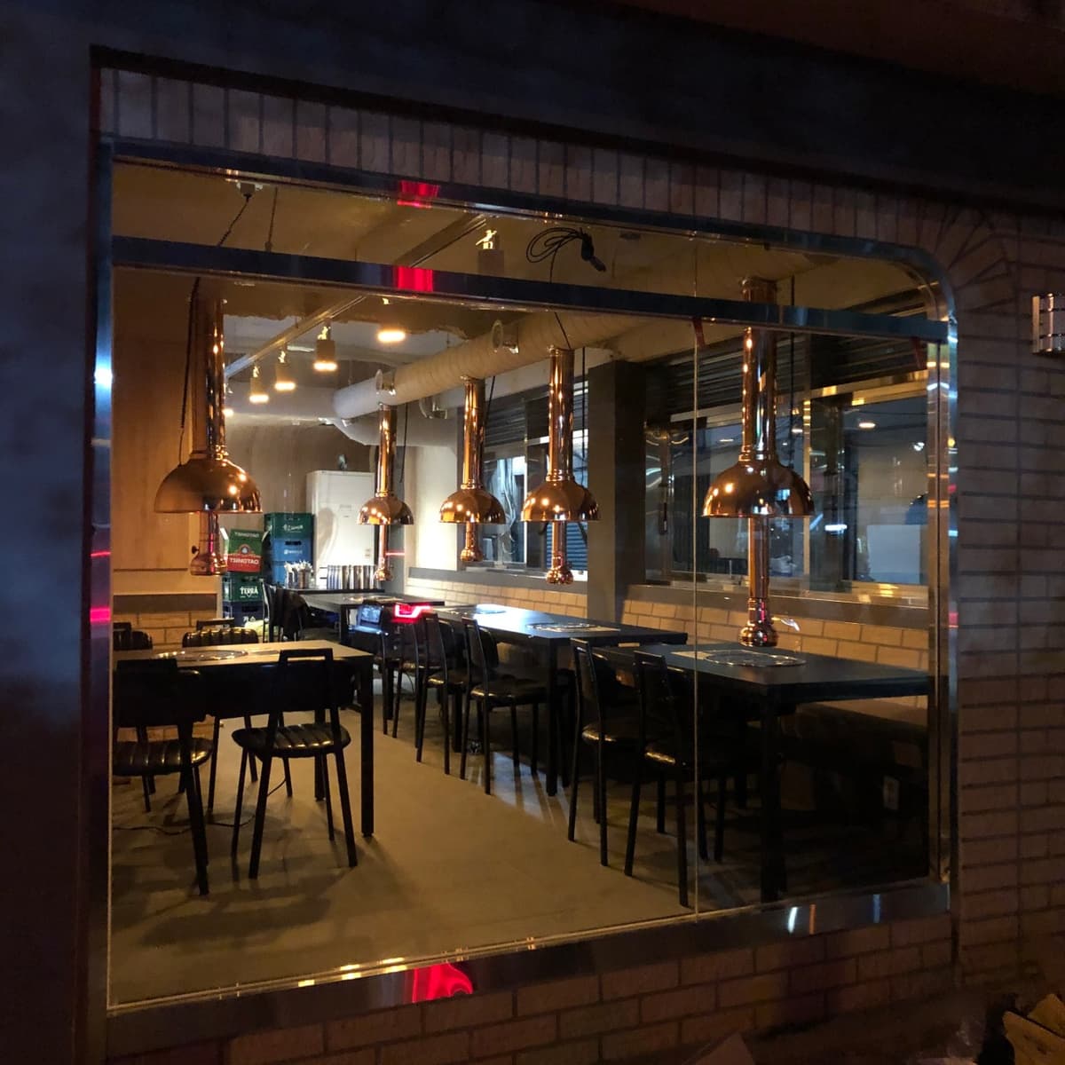 おしゃれな雰囲気の中でゆったりと食事を楽しめる