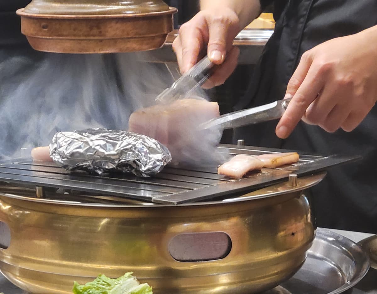 スタッフが絶妙な焼き加減に仕上げてくれる