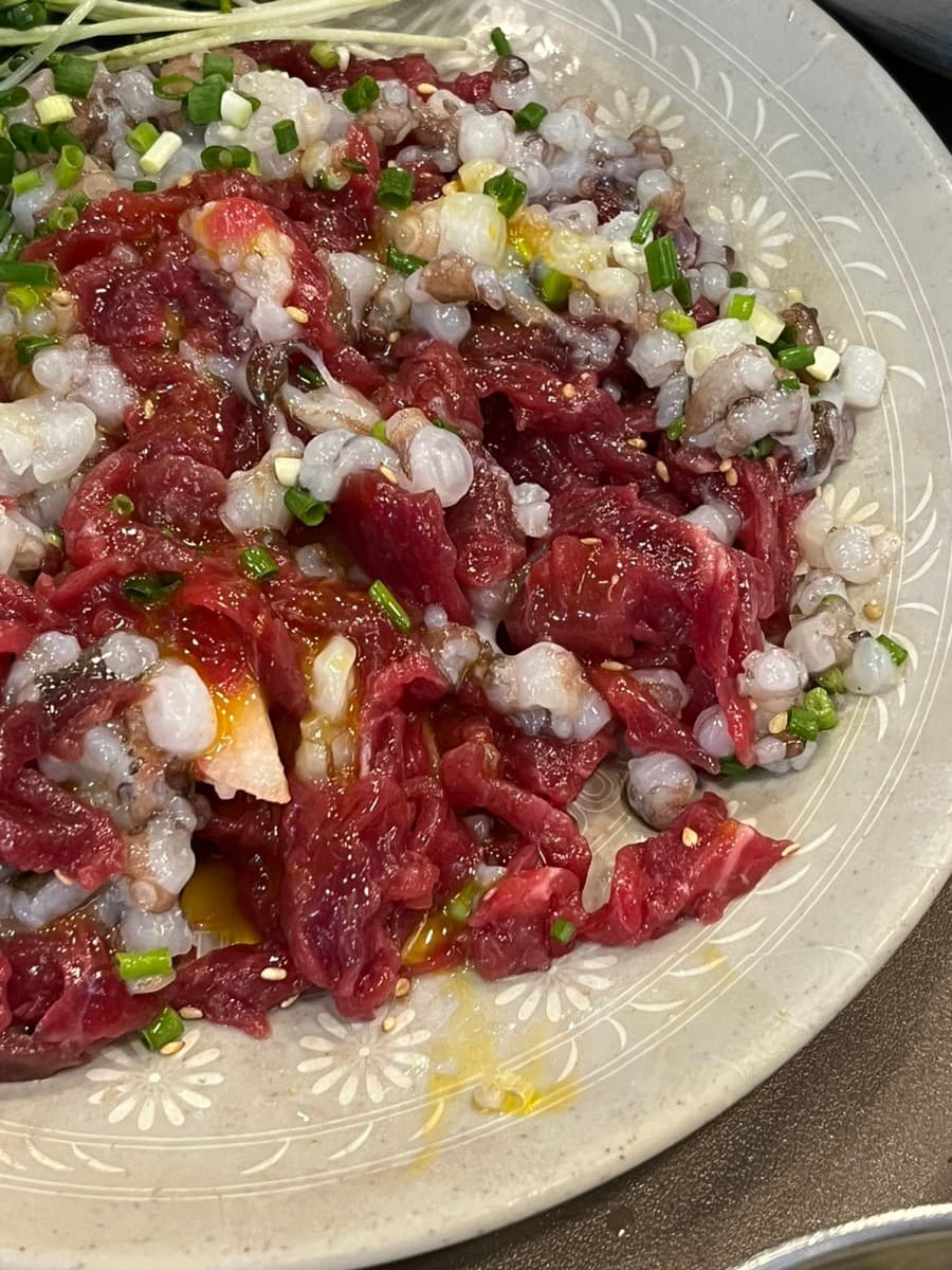 一度は必ず食べるべき「テナガダコとユッケのたたき」