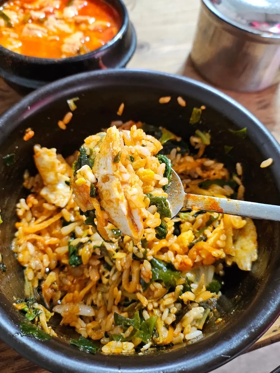 噛むたびにさまざまな味と食感が楽しめるビビンバ