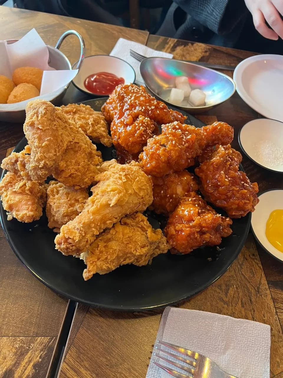 2つの味を同時に楽しめる「半々チキン」がおすすめ