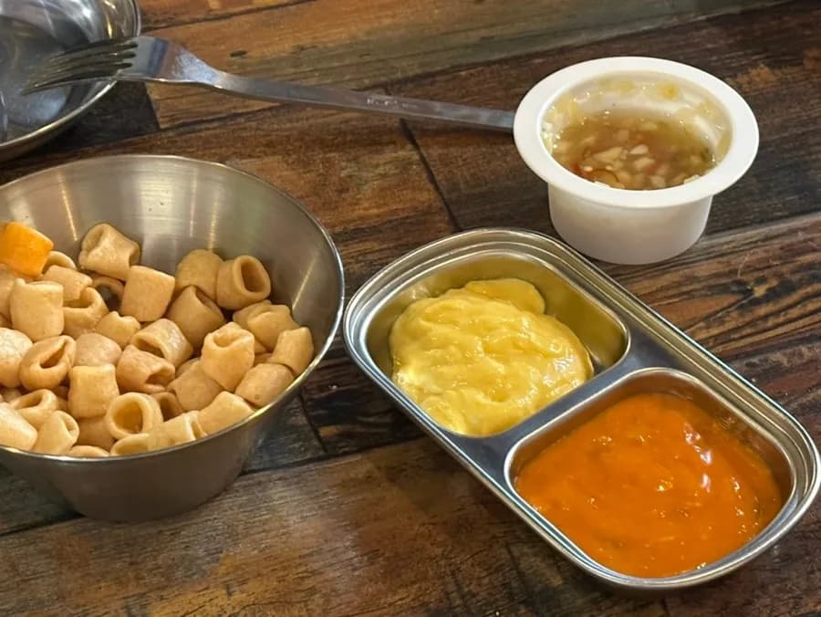 味変が楽しめる3種類のソース