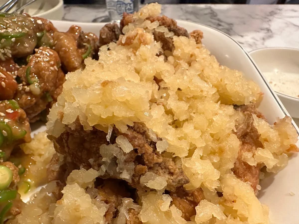 ニンニクの香りと程よいピリ辛がクセになる「ニンニクフライドチキン」