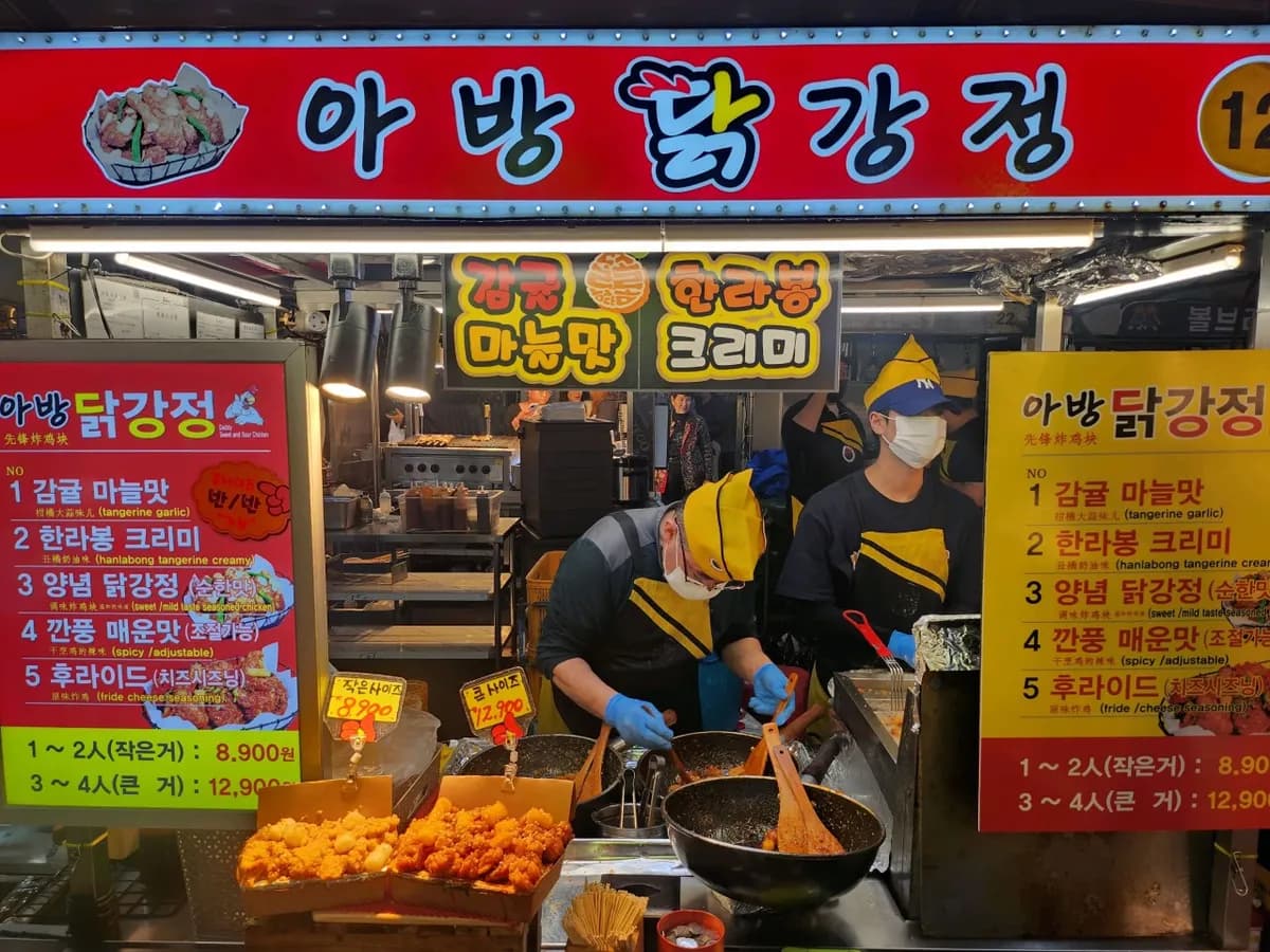 昼なら「本店」、夜なら「屋台」がおすすめ