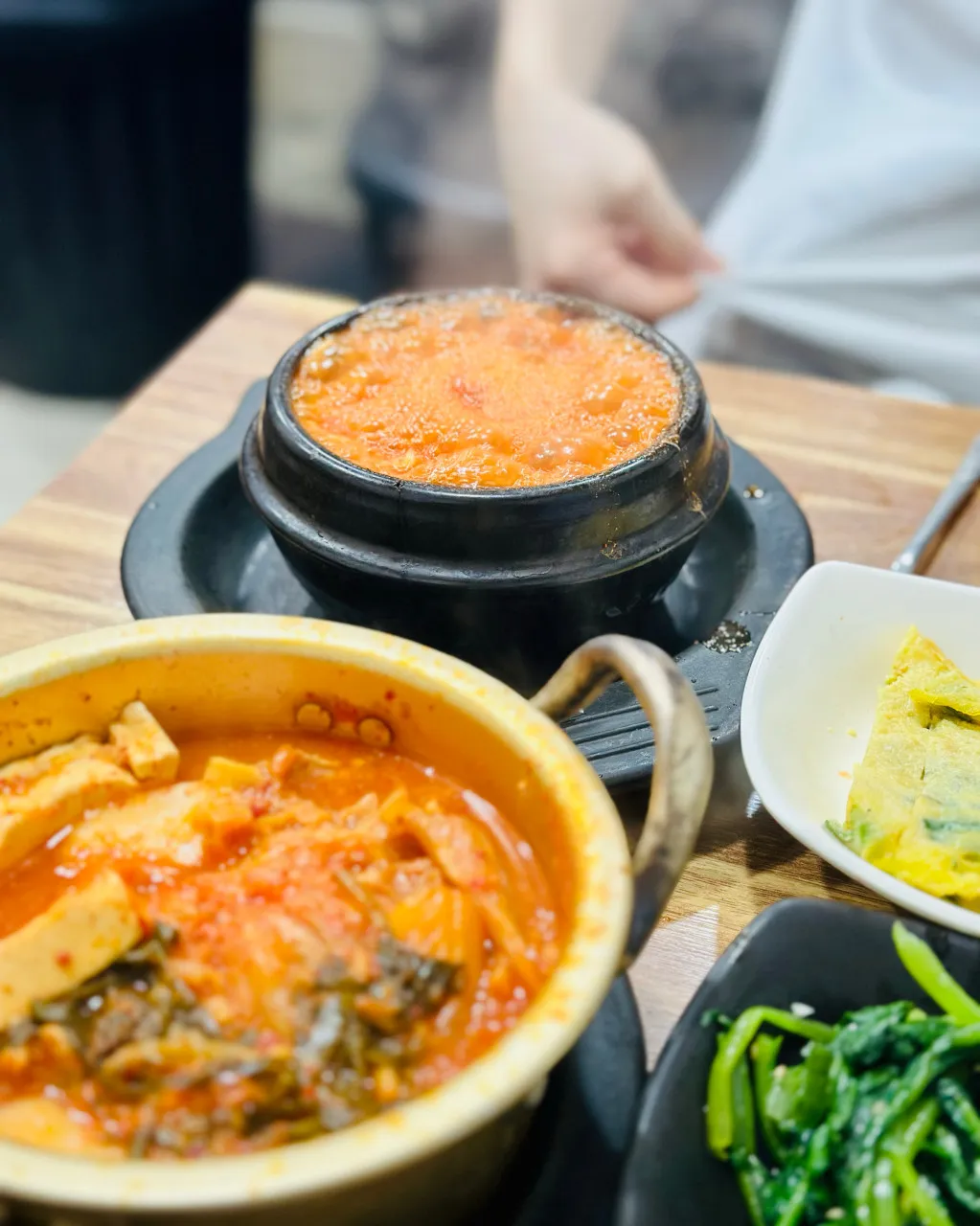 定番人気のスンドゥブチゲはあさりが入った濃厚な味わい