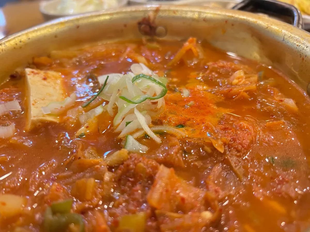 看板メニューは、酸味の効いた「豚肉キムチチゲ」