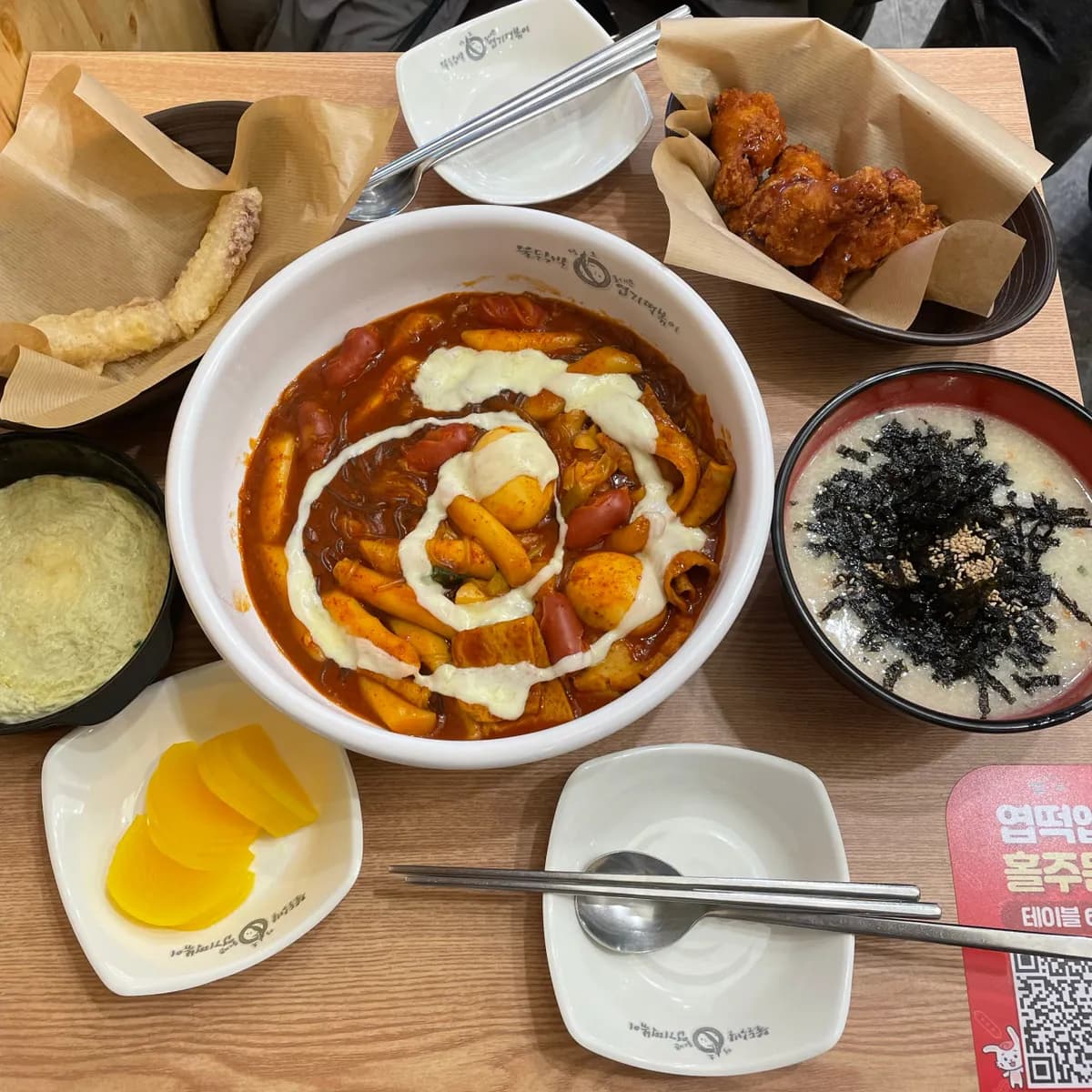 一口食べると辛く、二口食べるともっと辛い!でもクセになる味わい