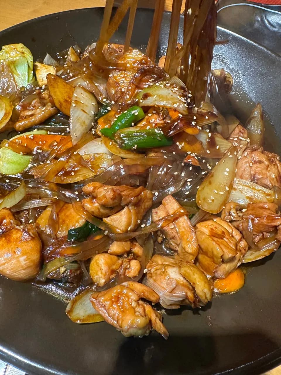 お店の代表メニューは、「オンダレチムタク」と「骨なしチーズチムタク」